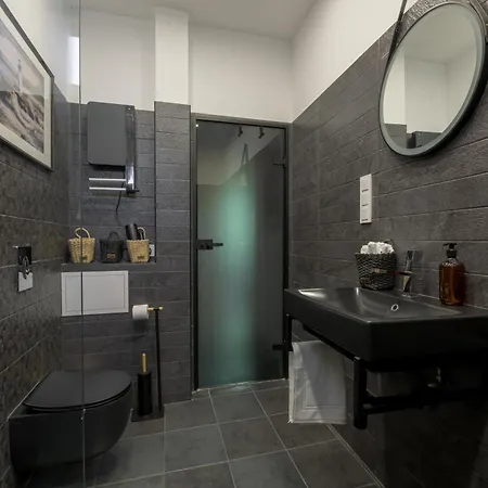 Eli-andon Apartment *